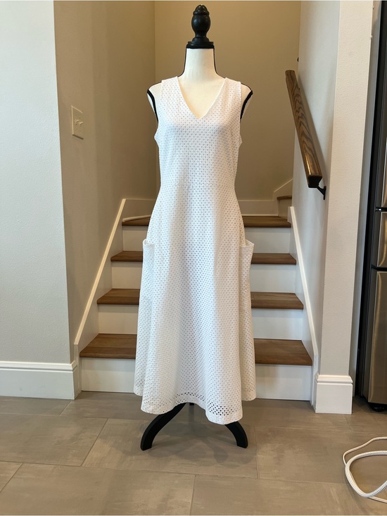 Banana Republic Dresses & Skirts - Banana Republic White Eyelet V-Neck Midi Dress with Pockets